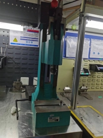 手動軸桿壓力機